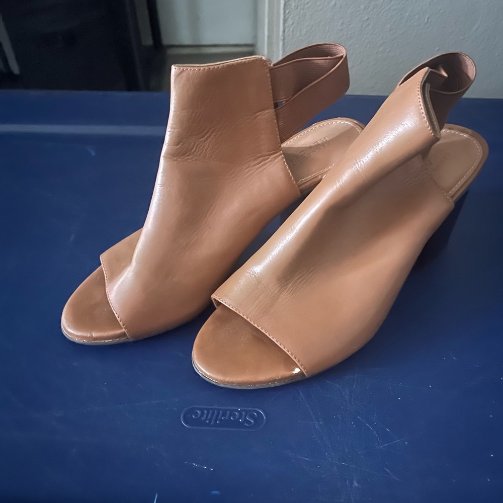 Womens 9 1/2 Kenneth Cole Reaction Block heel